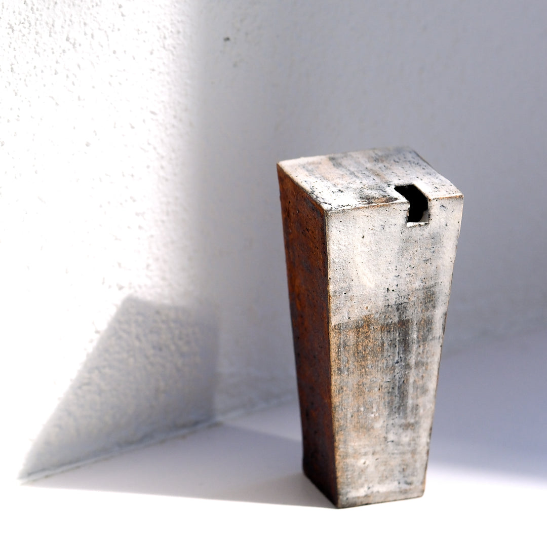 Tomoko Iwata, Vase, Trapez, weiße Glasur | japanische Keramik (TI03)