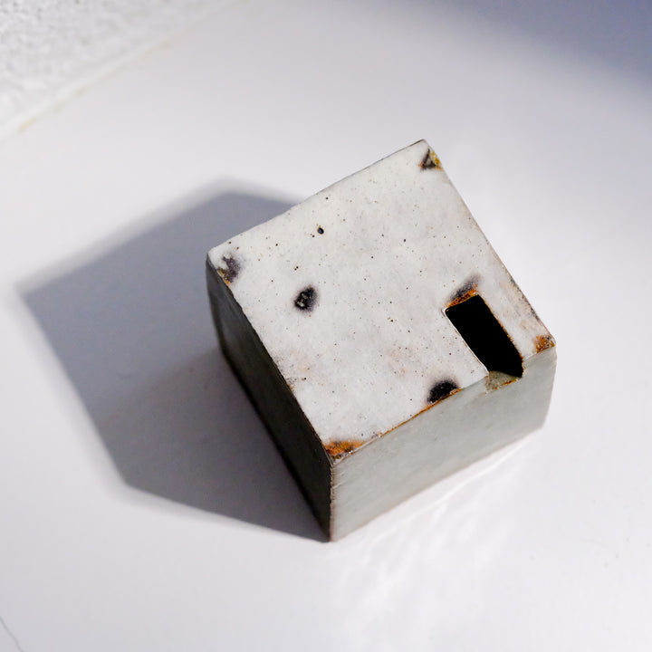 Tomoko Iwata,  Vase, Würfel, weiß/ grün | japanische Keramik (TI02)