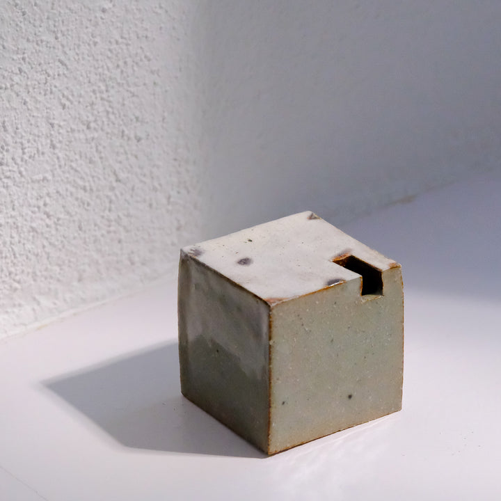 Tomoko Iwata,  Vase, Würfel, weiß/ grün | japanische Keramik (TI02)