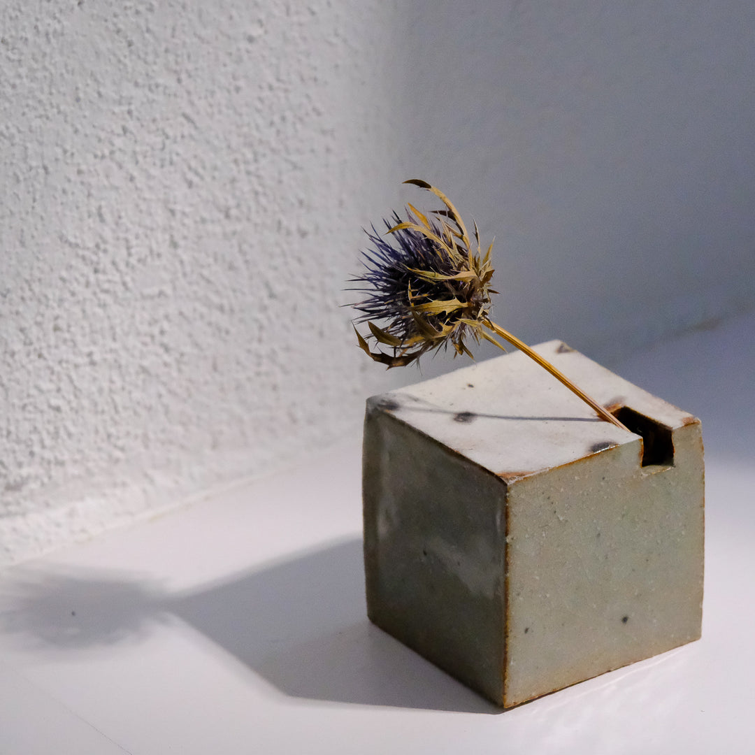 Tomoko Iwata,  Vase, Würfel, weiß/ grün | japanische Keramik (TI02)