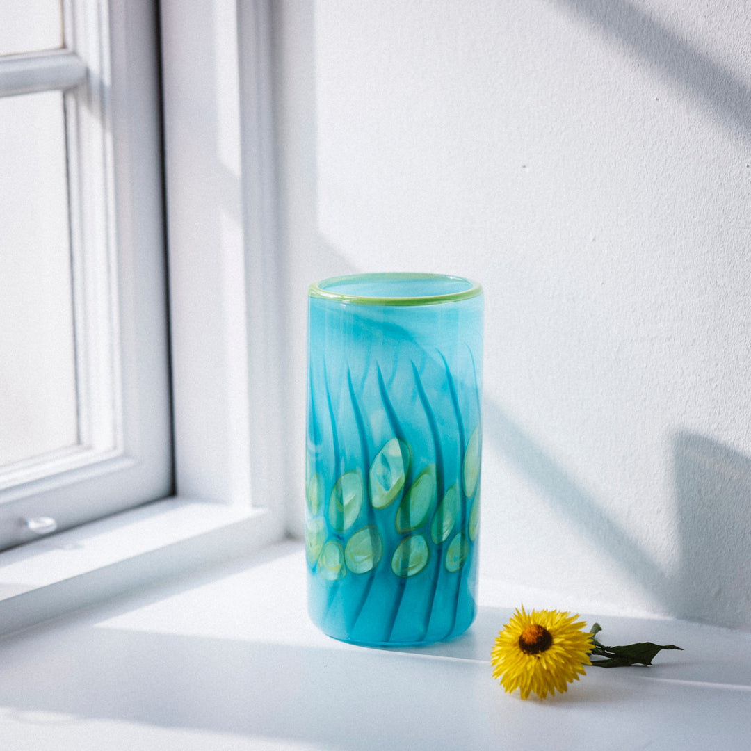 Handgemachte zylindrische Vase aus Glas in blau mit floralem Muster und gelber Blüte von Barbara Ebner von Eschenbach | haptik.de