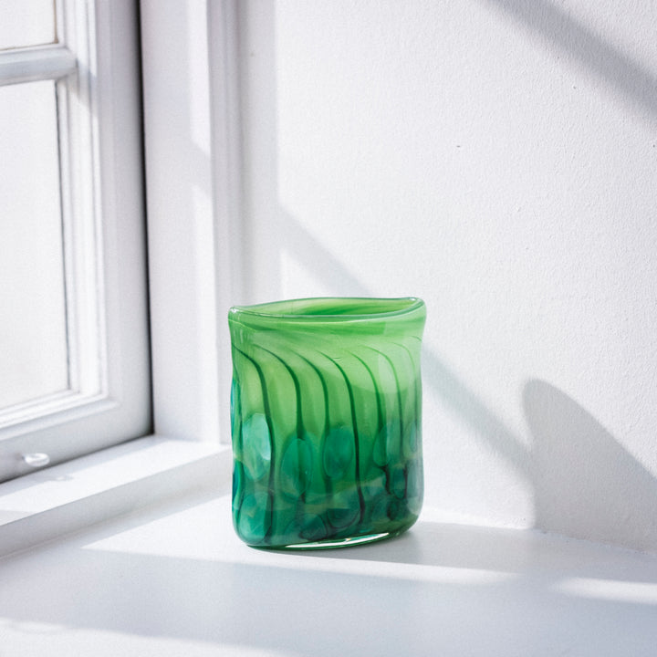 Handgemachte ovale Vase aus Glas in grün mit floralem Muster von Barbara Ebner von Eschenbach | haptik.de