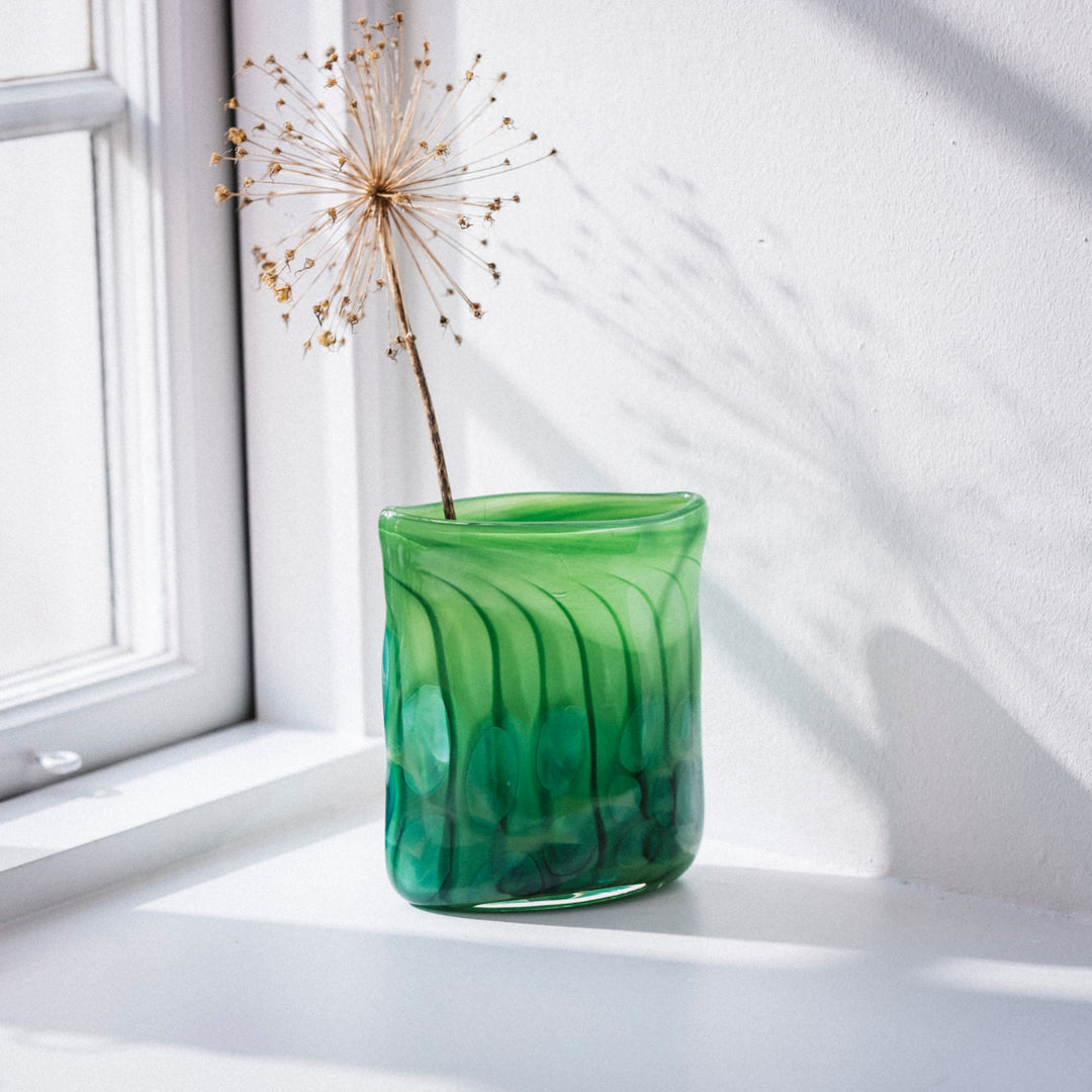 Handgemachte ovale Vase aus Glas in grün mit floralem Muster und Blume von Barbara Ebner von Eschenbach | haptik.de