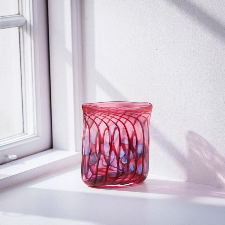 Handgemachte ovale Vase aus Glas in rot mit individuellem Muster von Barbara Ebner von Eschenbach | 