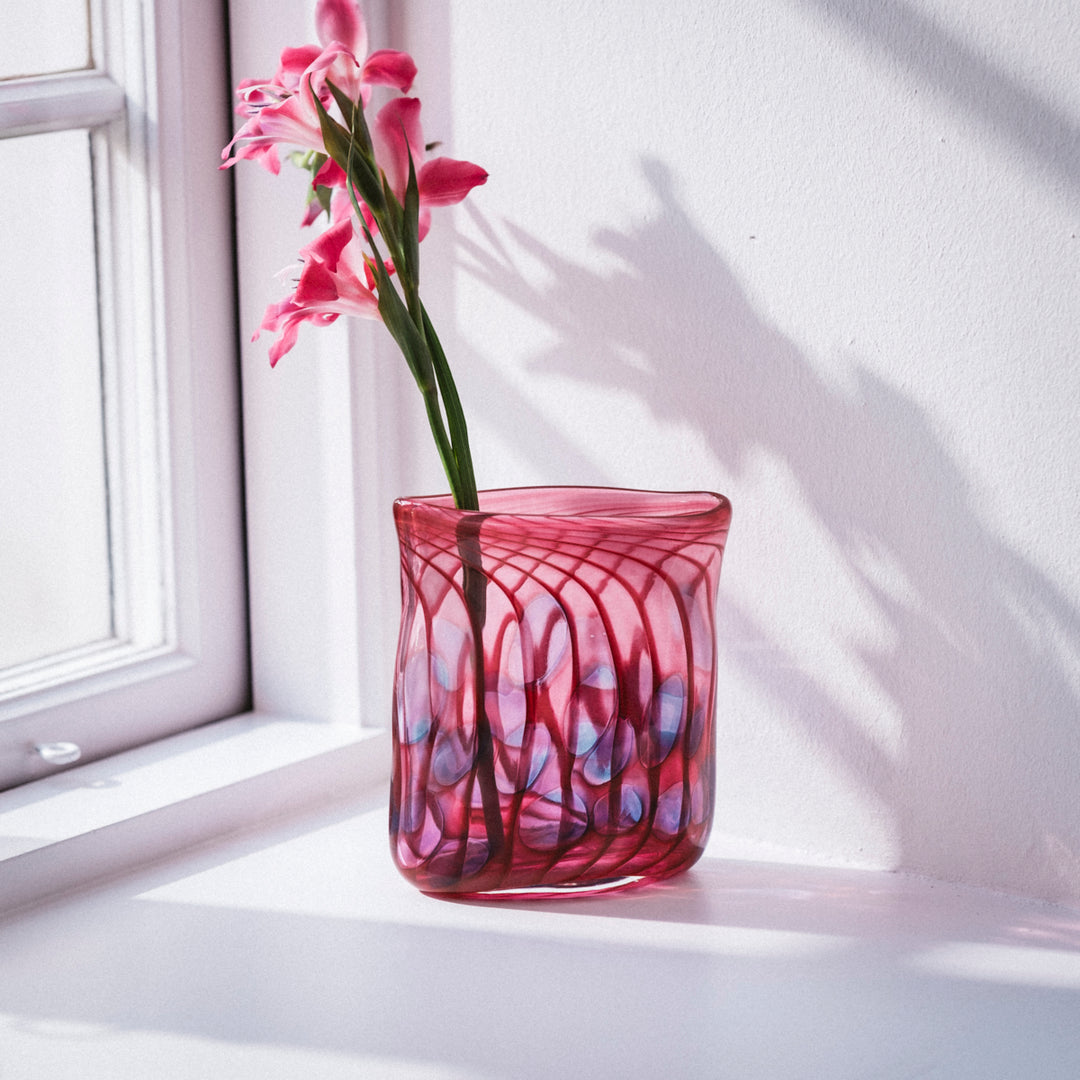 Handgemachte ovale Vase aus Glas in rot mit individuellem Muster mit Blume von Barbara Ebner von Eschenbach | 