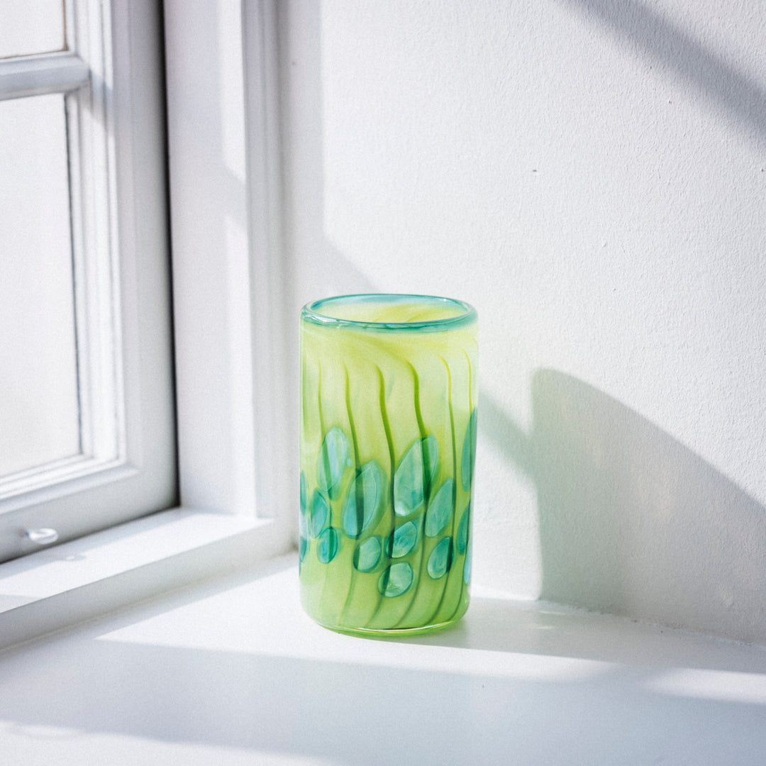 Handgemachte zylindrische Vase aus Glas in grün mit floralem Muster von Barbara Ebner von Eschenbach | haptik.de