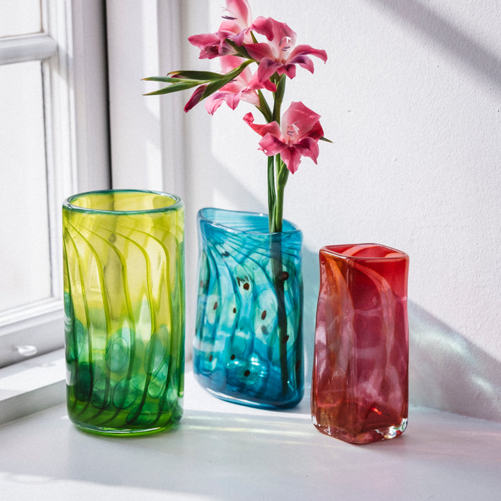 Handgemachte Vasen aus Glas mit Blume von Barbara Ebner von Eschenbach | haptik.de