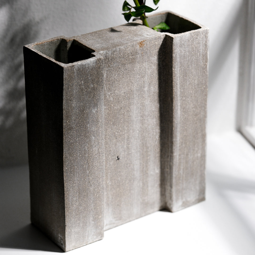Christine Wagner, Keramik, hohe Sockelvase, natur | Steinzeug (CW11)
