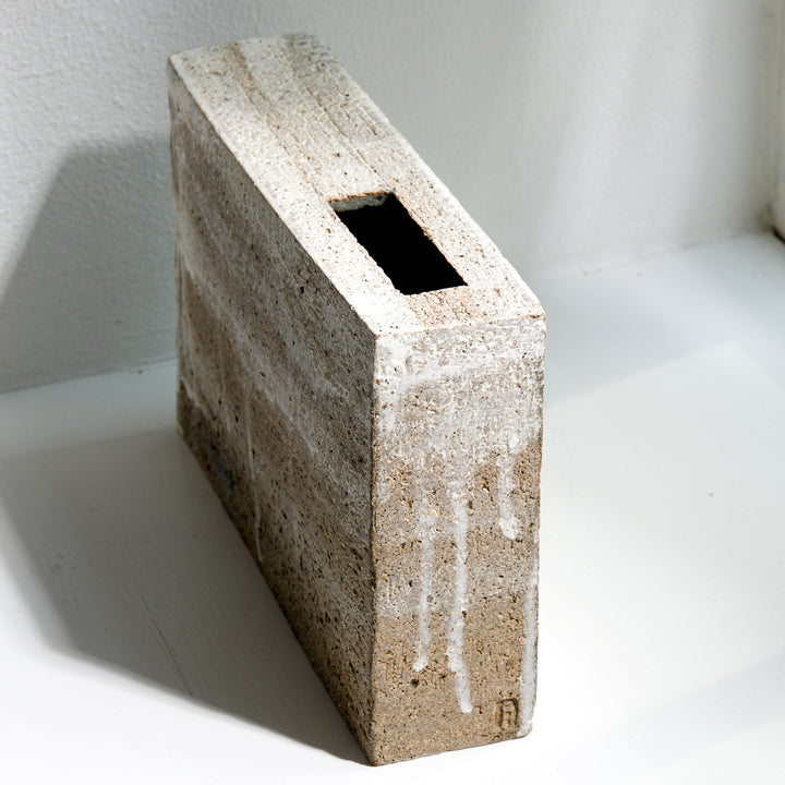 Christine Wagner, Keramik, Kastenvase mit Kaolin, weiß| Steinzeug (CW13)