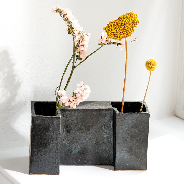 Christine Wagner, Keramik, kleine Sockelvase, schwarz | Steinzeug (CW10)