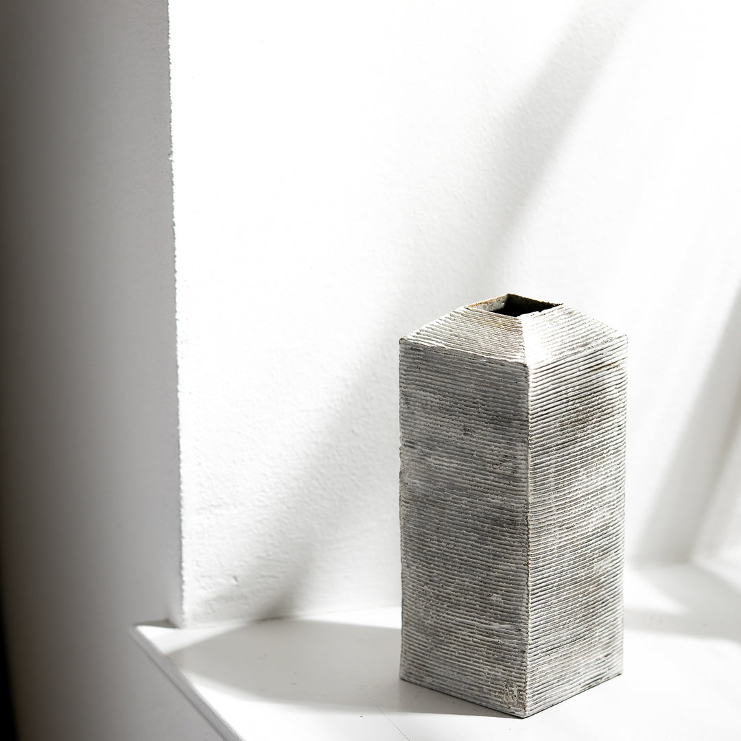 Keramik Vase von Christine Wagner, rechteckige Steinzeugvase mit Rillenstruktur, mit Engobe aus Kreide und Kaolin überzogen, leichte Aufsicht | haptik.de
