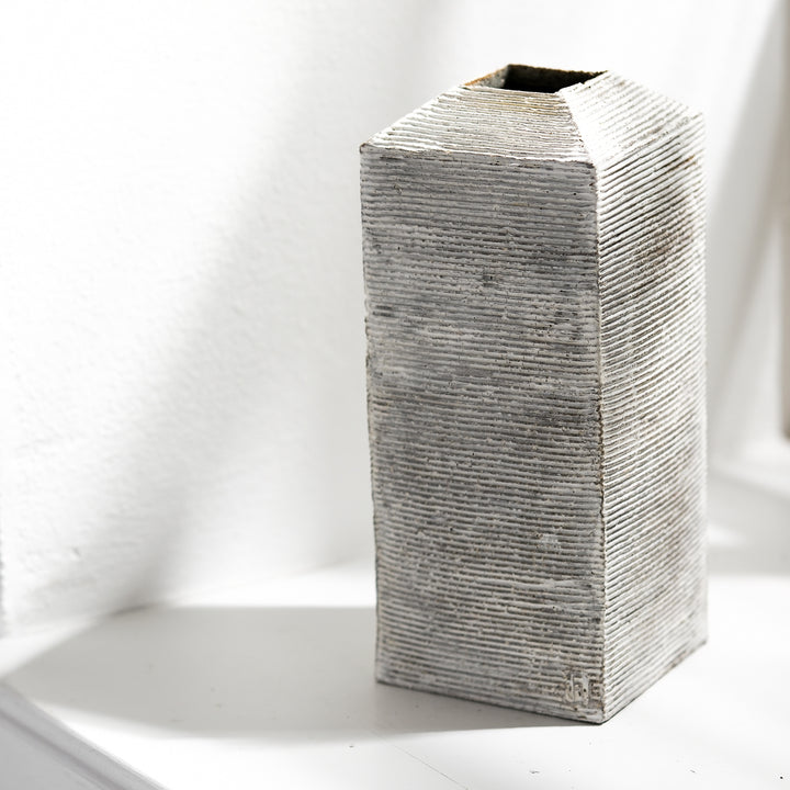 Keramik Vase von Christine Wagner, rechteckige Steinzeugvase mit Rillenstruktur, mit Engobe aus Kreide und Kaolin überzogen, leichte Aufsicht | haptik.de