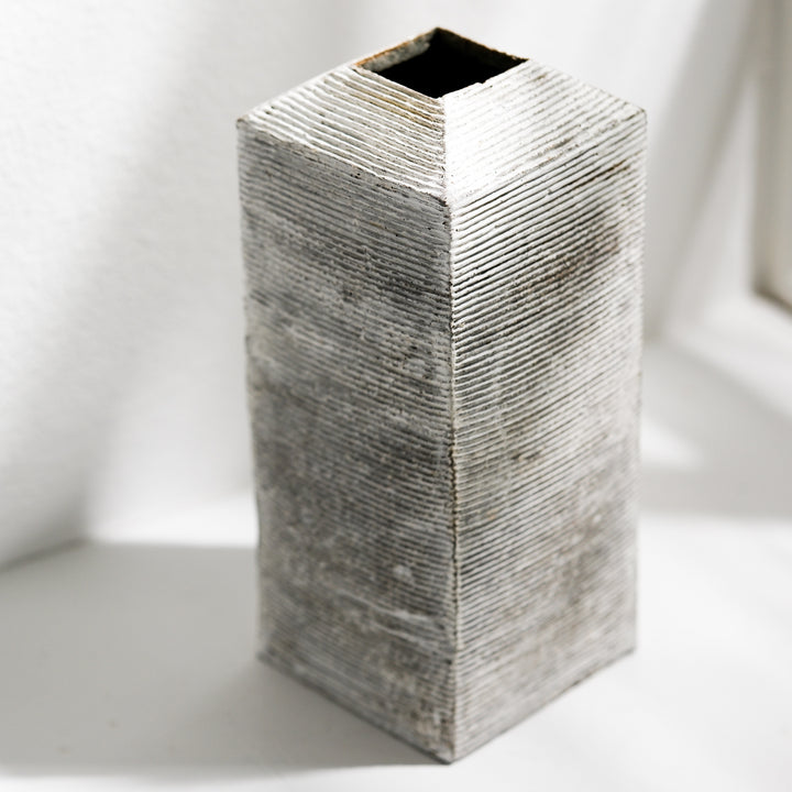 Keramik Vase von Christine Wagner, rechteckige Steinzeugvase mit Rillenstruktur, mit Engobe aus Kreide und Kaolin überzogen, Eckansicht mit Aufsicht | haptik.de