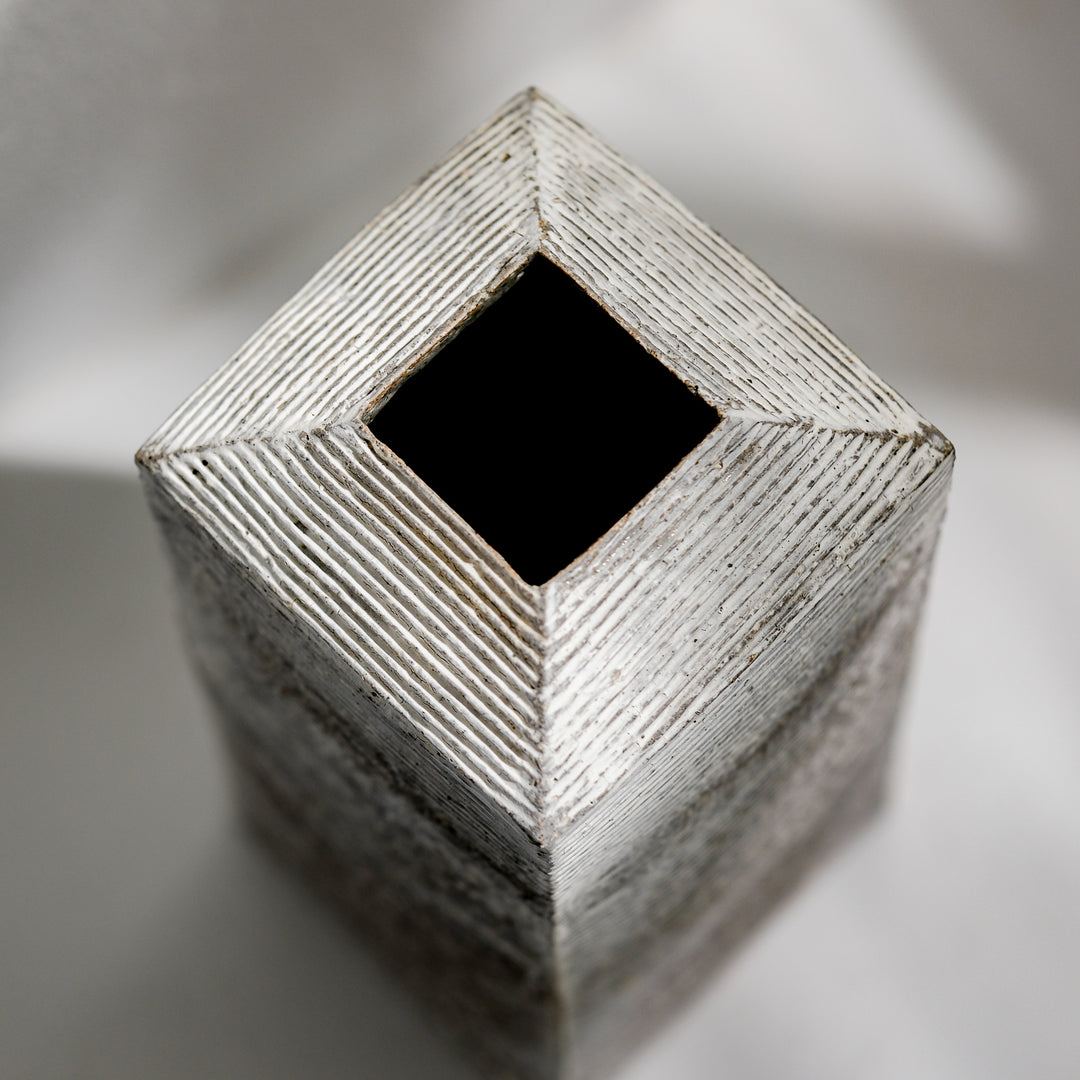Keramik Vase von Christine Wagner, rechteckige Steinzeugvase mit Rillenstruktur, mit Engobe aus Kreide und Kaolin überzogen, Detailansicht quadratische Öffnung | haptik.de
