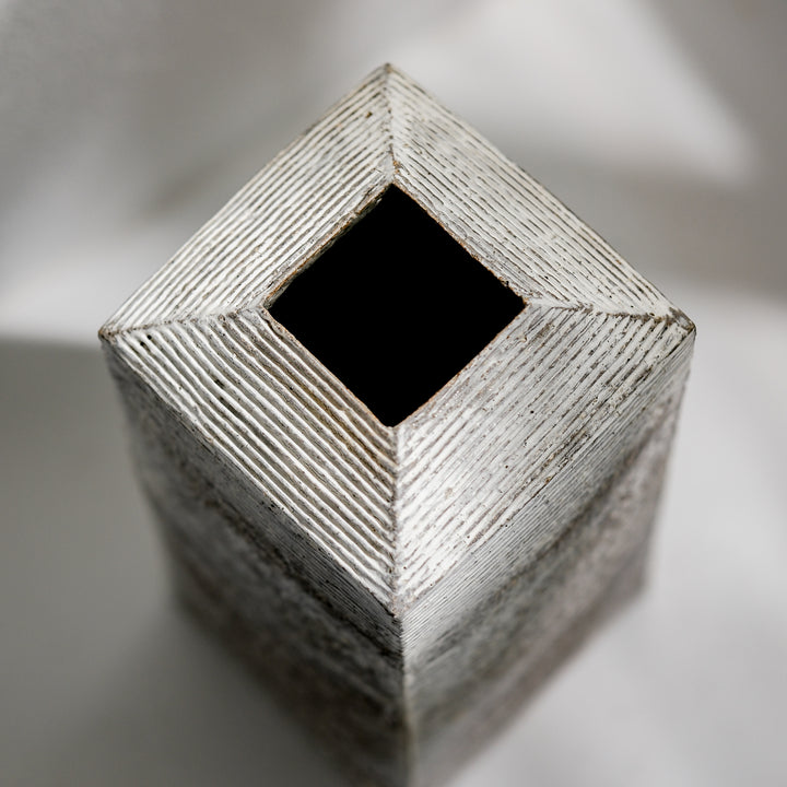 Keramik Vase von Christine Wagner, rechteckige Steinzeugvase mit Rillenstruktur, mit Engobe aus Kreide und Kaolin überzogen, Detailansicht quadratische Öffnung | haptik.de