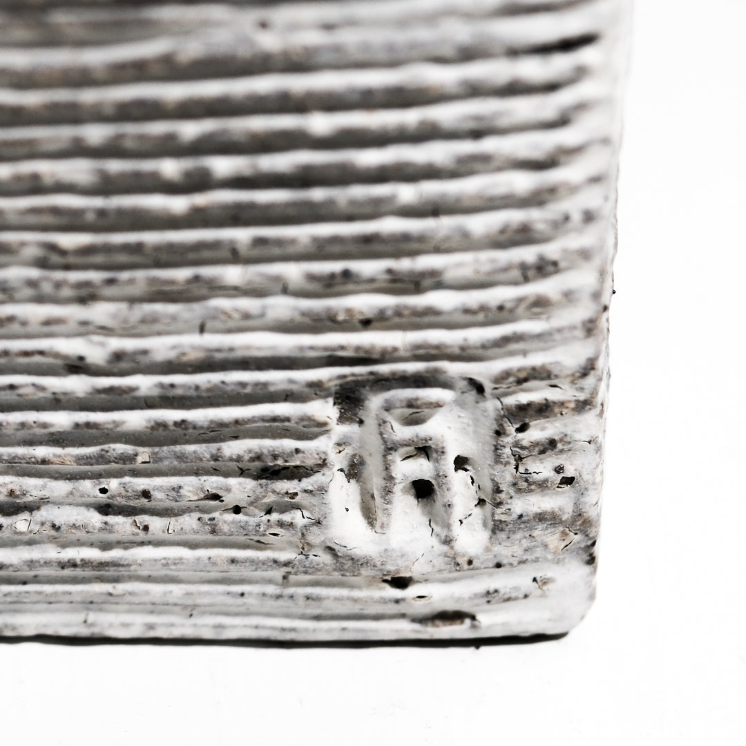 Keramik Vase von Christine Wagner, rechteckige Steinzeugvase mit Rillenstruktur, mit Engobe aus Kreide und Kaolin überzogen, Detailansicht Signatur | haptik.de