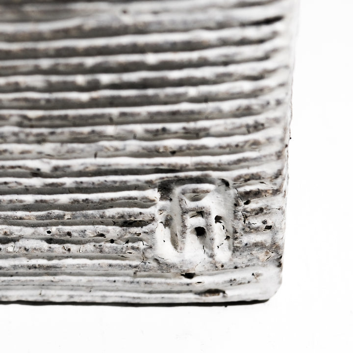 Keramik Vase von Christine Wagner, rechteckige Steinzeugvase mit Rillenstruktur, mit Engobe aus Kreide und Kaolin überzogen, Detailansicht Signatur | haptik.de