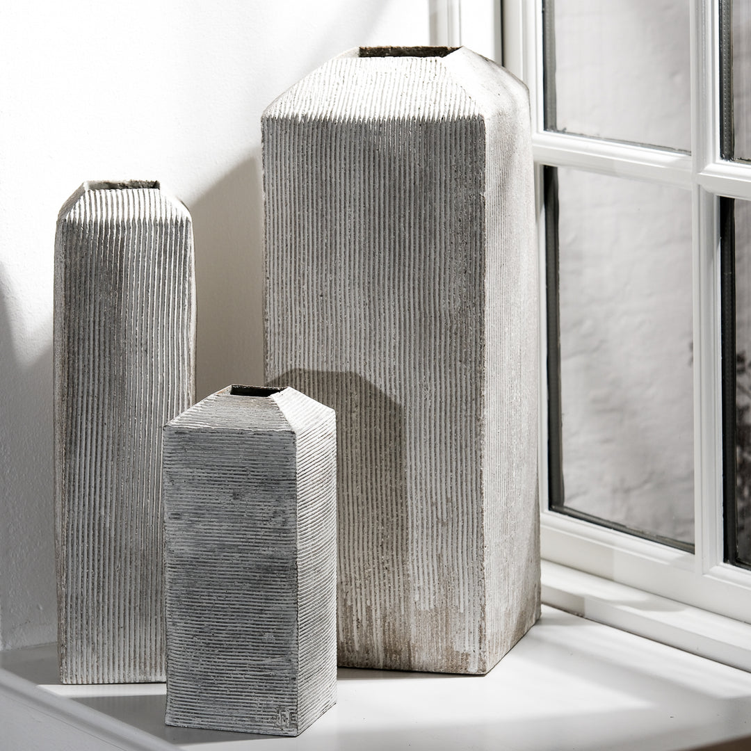 Keramik Vase von Christine Wagner, rechteckige Steinzeugvase mit Rillenstruktur, mit Engobe aus Kreide und Kaolin überzogen, Stimmungsbild mit weiteren Vasen | haptik.de