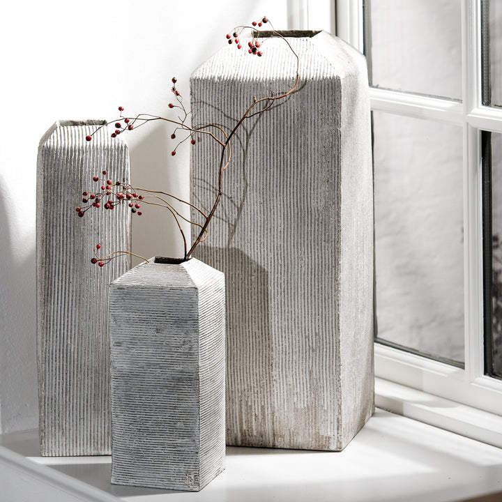 Keramik Vase von Christine Wagner, rechteckige Steinzeugvase mit Rillenstruktur, mit Engobe aus Kreide und Kaolin überzogen, Stimmungsbild mit weiteren Vasen und Beerenzweig | haptik.de