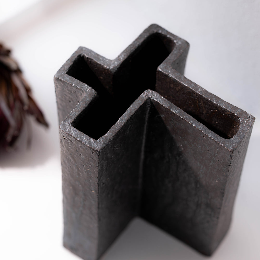 Christine Wagner, Vase, Steinzeug, Kreuz, schwarz, Ansicht oben | haptik.de
