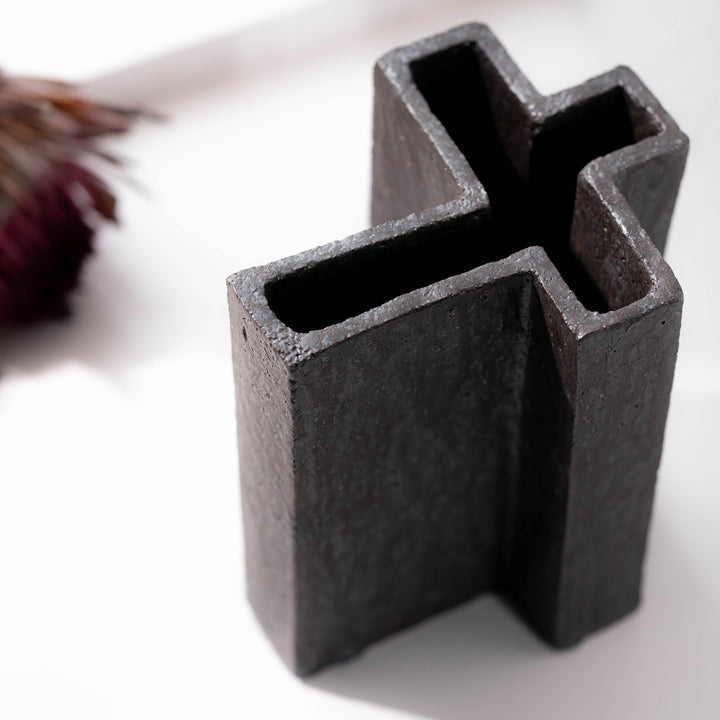 Christine Wagner, Vase, Steinzeug, Kreuz, schwarz, Detail | haptik.de