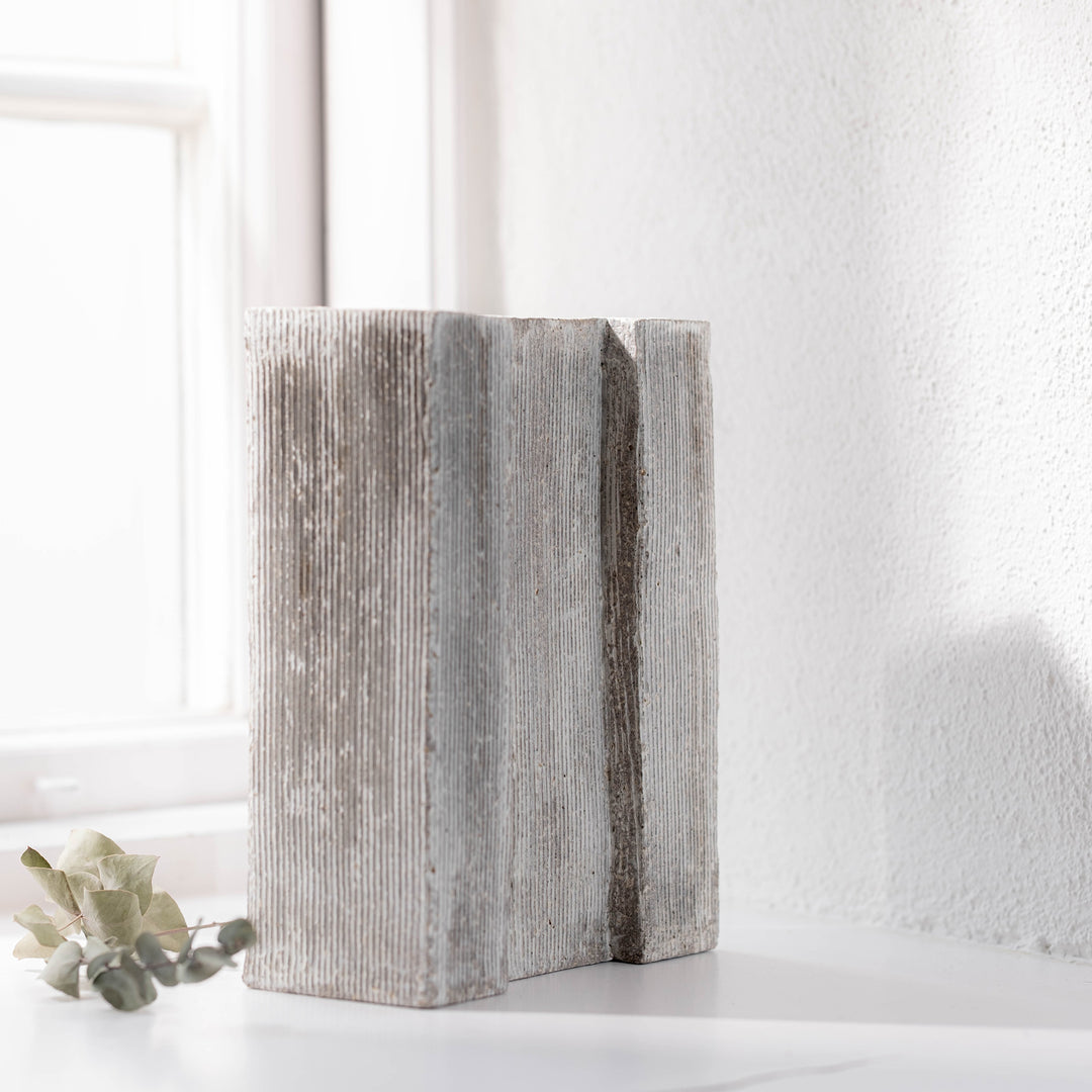 Christine Wagner, Sockelvase mit zwei Öffnungen, Steinzeug, Eukalyptus | haptik.de