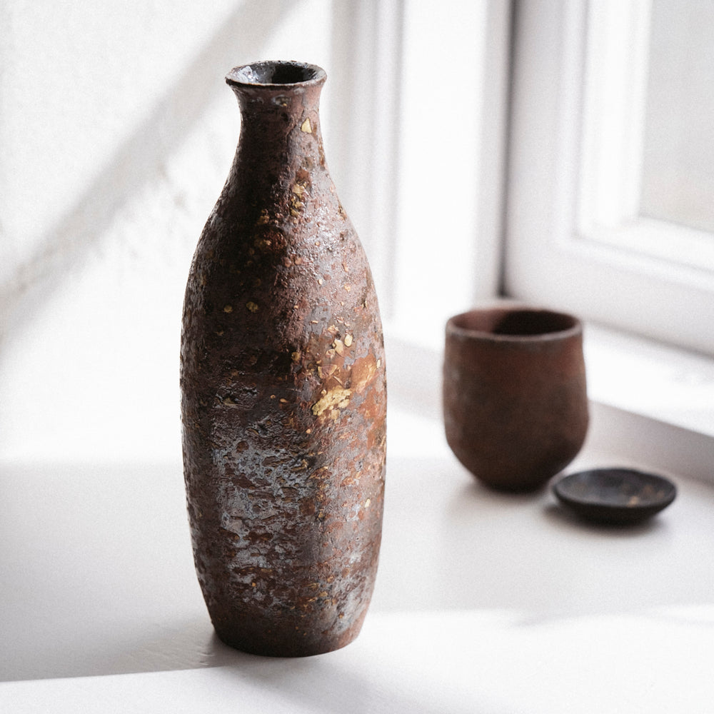 Dietlind Wolf Traces Vase Steinzeug rot Oberfläche | haptik.de