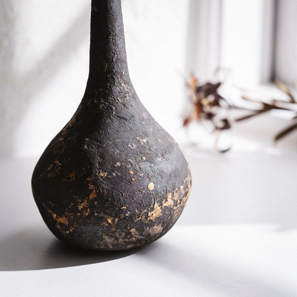 Dietlind Wolf Traces Vase Steinzeug schwarz Oberfläche | haptik.de