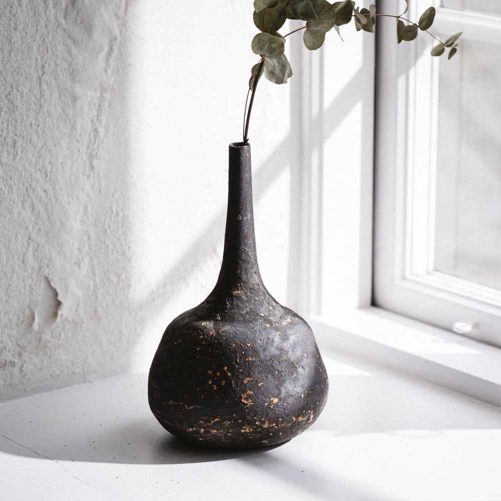 Dietlind Wolf Traces Vase Steinzeug schwarz Pflanze | haptik.de