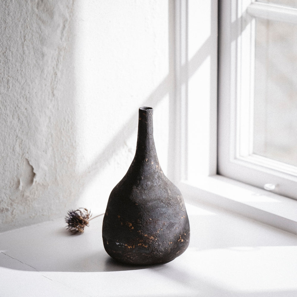 Dietlind Wolf Traces Vase Steinzeug schwarz Blüte | haptik.de