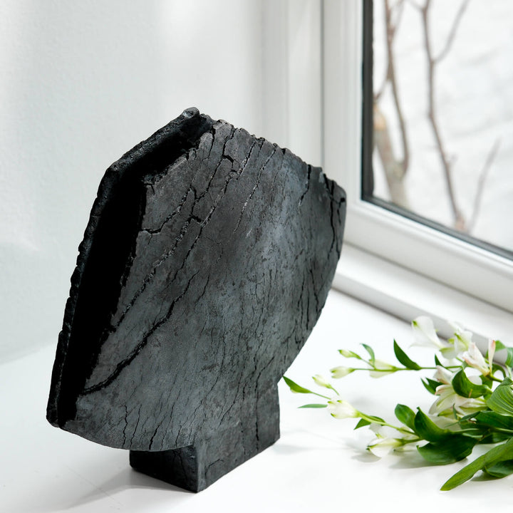 Keramik Vase von Gundula Sommerer, asymmetrische Flügelvase, einzigartige Oberfläche durch Rakubrand, Ansicht Rückseite, leicht gedreht | haptik.de