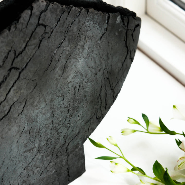 Keramik Vase von Gundula Sommerer, asymmetrische Flügelvase, einzigartige Oberfläche durch Rakubrand, Detailansicht Oberfläche | haptik.de