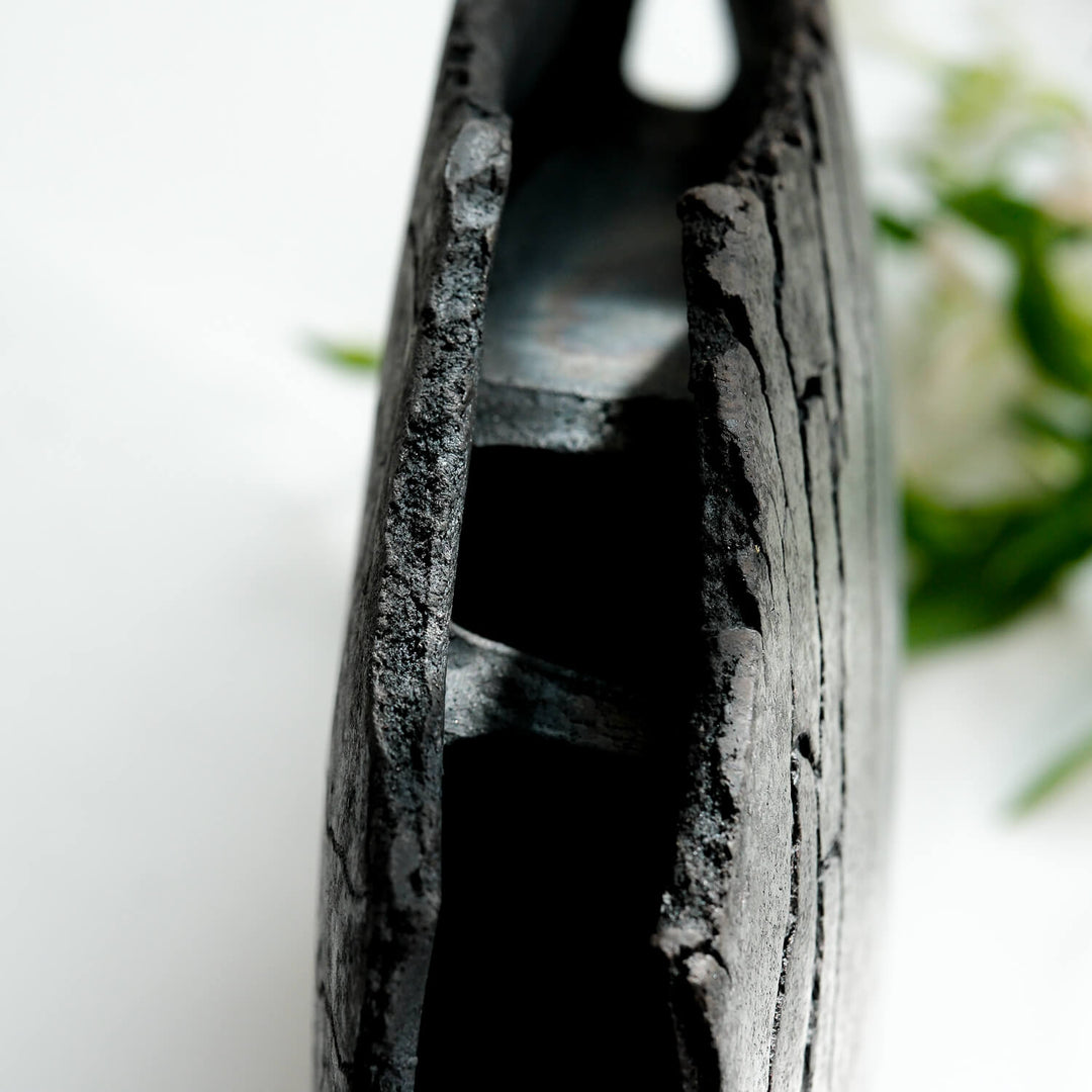 Keramik Vase von Gundula Sommerer, asymmetrische Flügelvase, einzigartige Oberfläche durch Rakubrand, Detailansicht Öffnung | haptik.de
