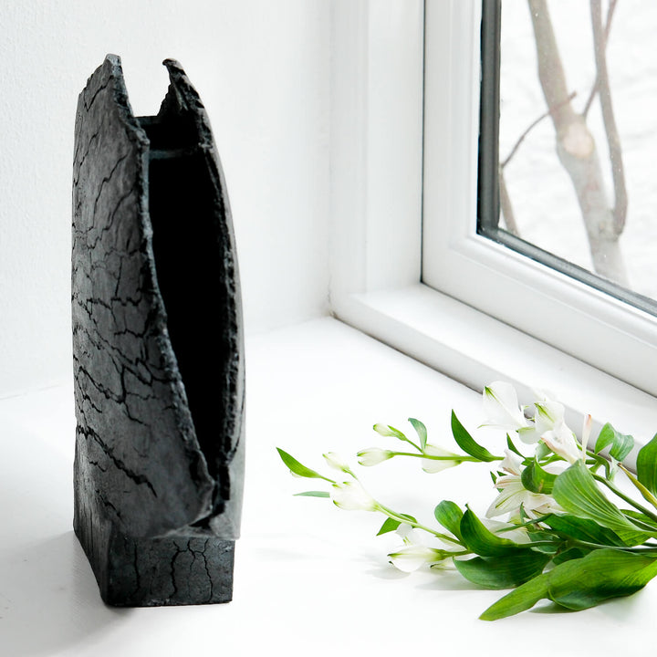 Keramik Vase von Gundula Sommerer, asymmetrische Flügelvase, einzigartige Oberfläche durch Rakubrand, Seitenansicht | haptik.de