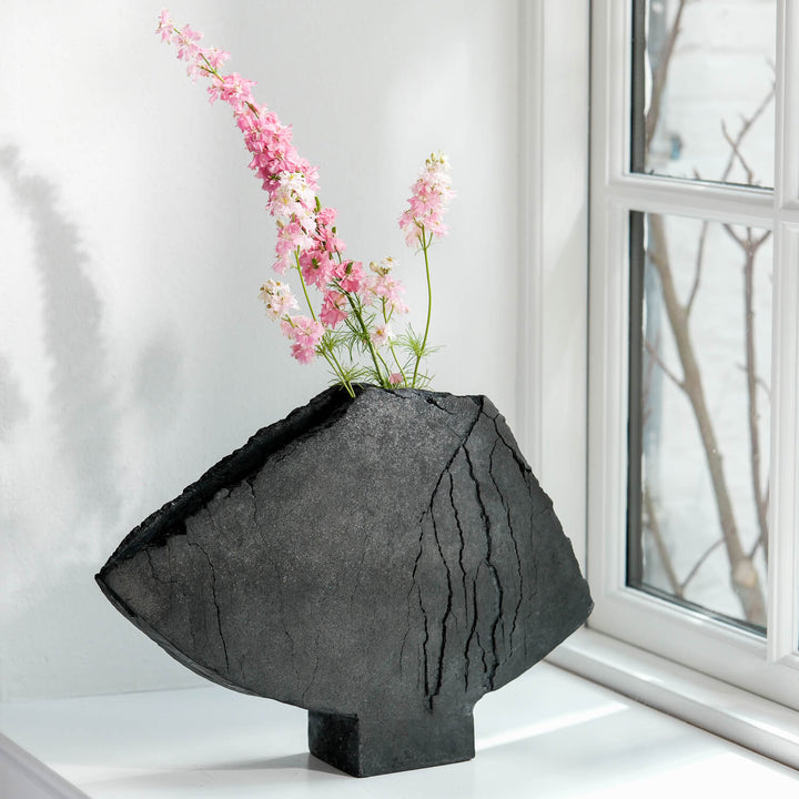 Keramik Vase von Gundula Sommerer, asymmetrische Flügelvase, einzigartige Oberfläche durch Rakubrand, Ansicht Front, mit rosa Blumen | haptik.de