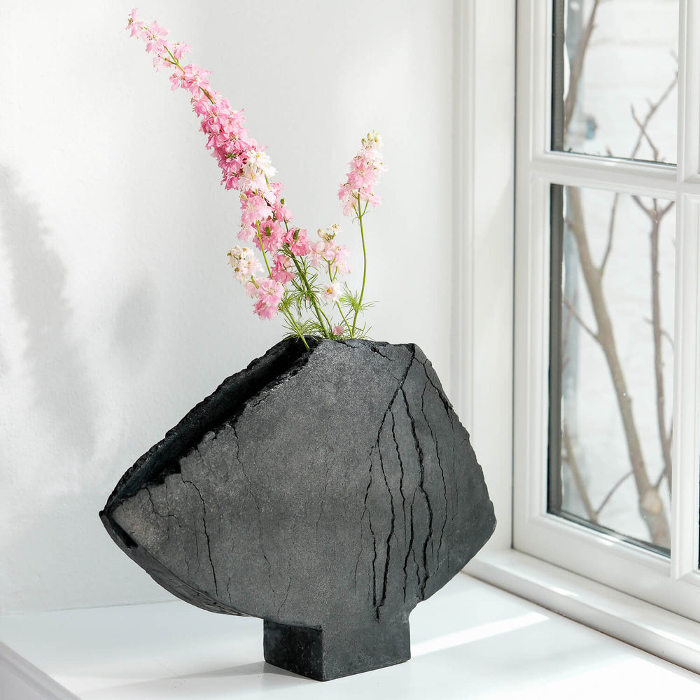Keramik Vase von Gundula Sommerer, asymmetrische Flügelvase, einzigartige Oberfläche durch Rakubrand, Ansicht Front, leicht gedreht, mit rosa Blumen | haptik.de