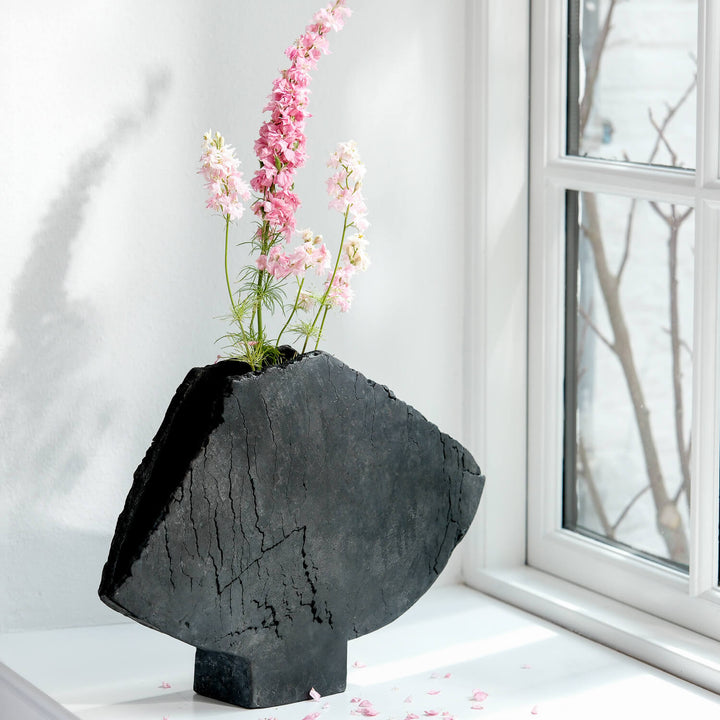 Keramik Vase von Gundula Sommerer, asymmetrische Flügelvase, einzigartige Oberfläche durch Rakubrand, Ansicht Rückseite, mit osa Blumen | haptik.de