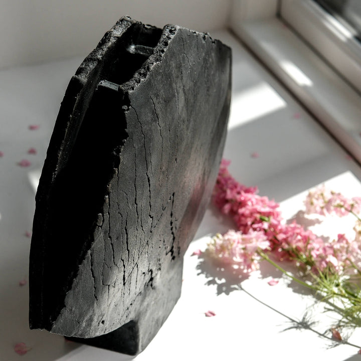 Keramik Vase von Gundula Sommerer, asymmetrische Flügelvase, einzigartige Oberfläche durch Rakubrand, Ansicht Seite, von oben | haptik.de