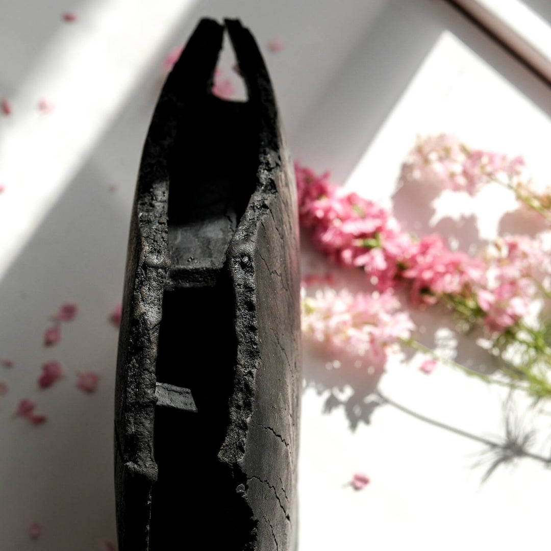 Keramik Vase von Gundula Sommerer, asymmetrische Flügelvase, einzigartige Oberfläche durch Rakubrand, Ansicht Öffnung, von oben | haptik.de