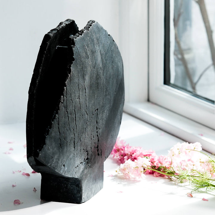Keramik Vase von Gundula Sommerer, asymmetrische Flügelvase, einzigartige Oberfläche durch Rakubrand, Ansicht Seite, mit Büten | haptik.de