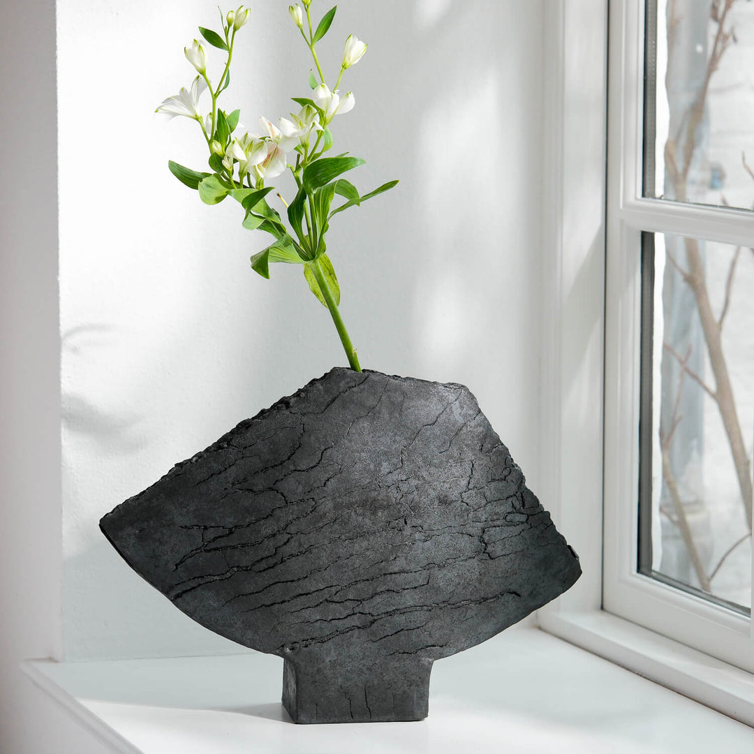 Keramik Vase von Gundula Sommerer, asymmetrische Flügelvase, einzigartige Oberfläche durch Rakubrand, Ansicht Front, mit weißer Blume | haptik.de