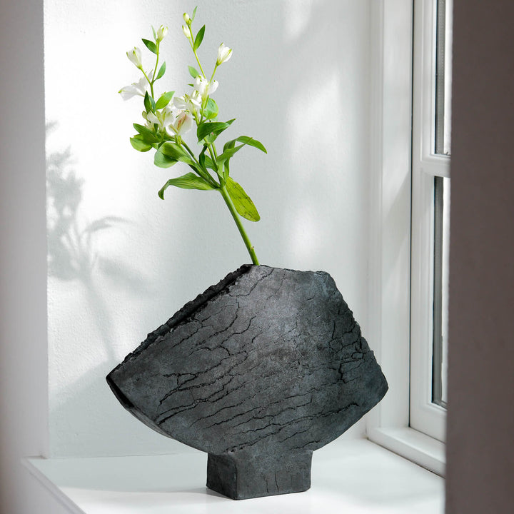 Keramik Vase von Gundula Sommerer, asymmetrische Flügelvase, einzigartige Oberfläche durch Rakubrand, Ansicht Front, mit weißer Blume | haptik.de