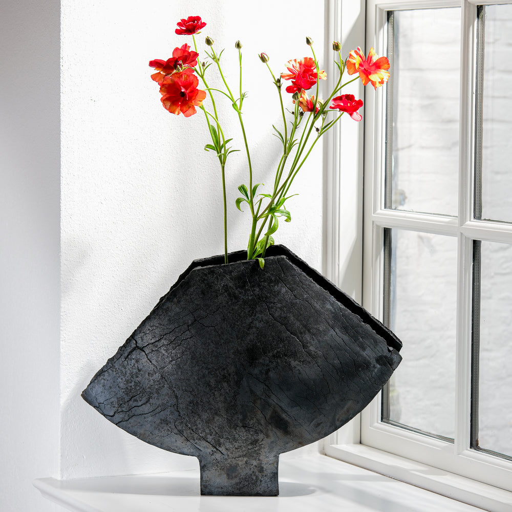 Keramik Vase von Gundula Sommerer, asymmetrische Flügelvase, einzigartige Oberfläche durch Rakubrand, Ansicht Front, mit Blumen | haptik.de