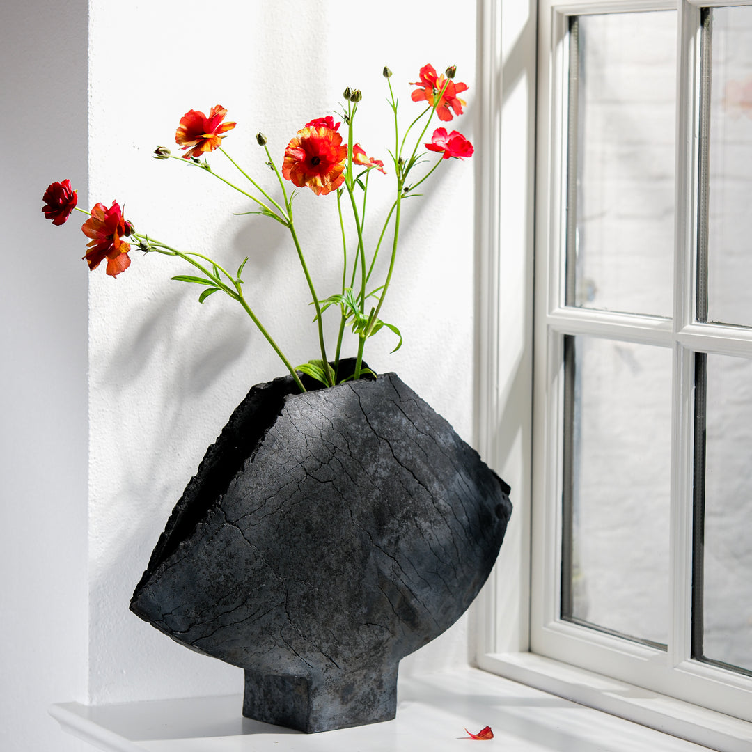 Keramik Vase von Gundula Sommerer, asymmetrische Flügelvase, einzigartige Oberfläche durch Rakubrand, Ansicht Front, seitlich versetzt, mit Blumen | haptik.de
