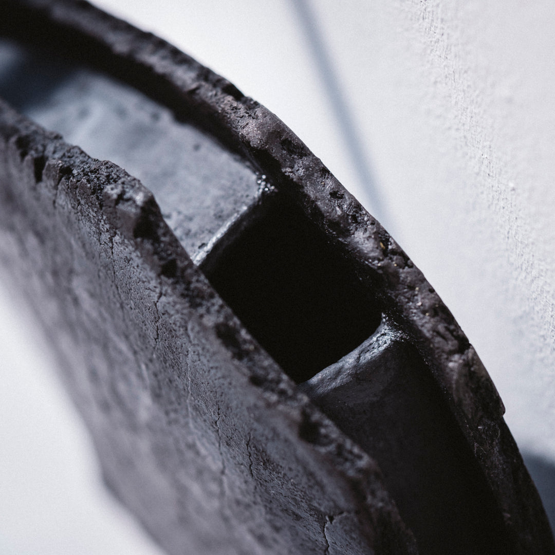 Schwarze Flügelvase, Raku, Detail, von Gundula Sommerer | haptik.de