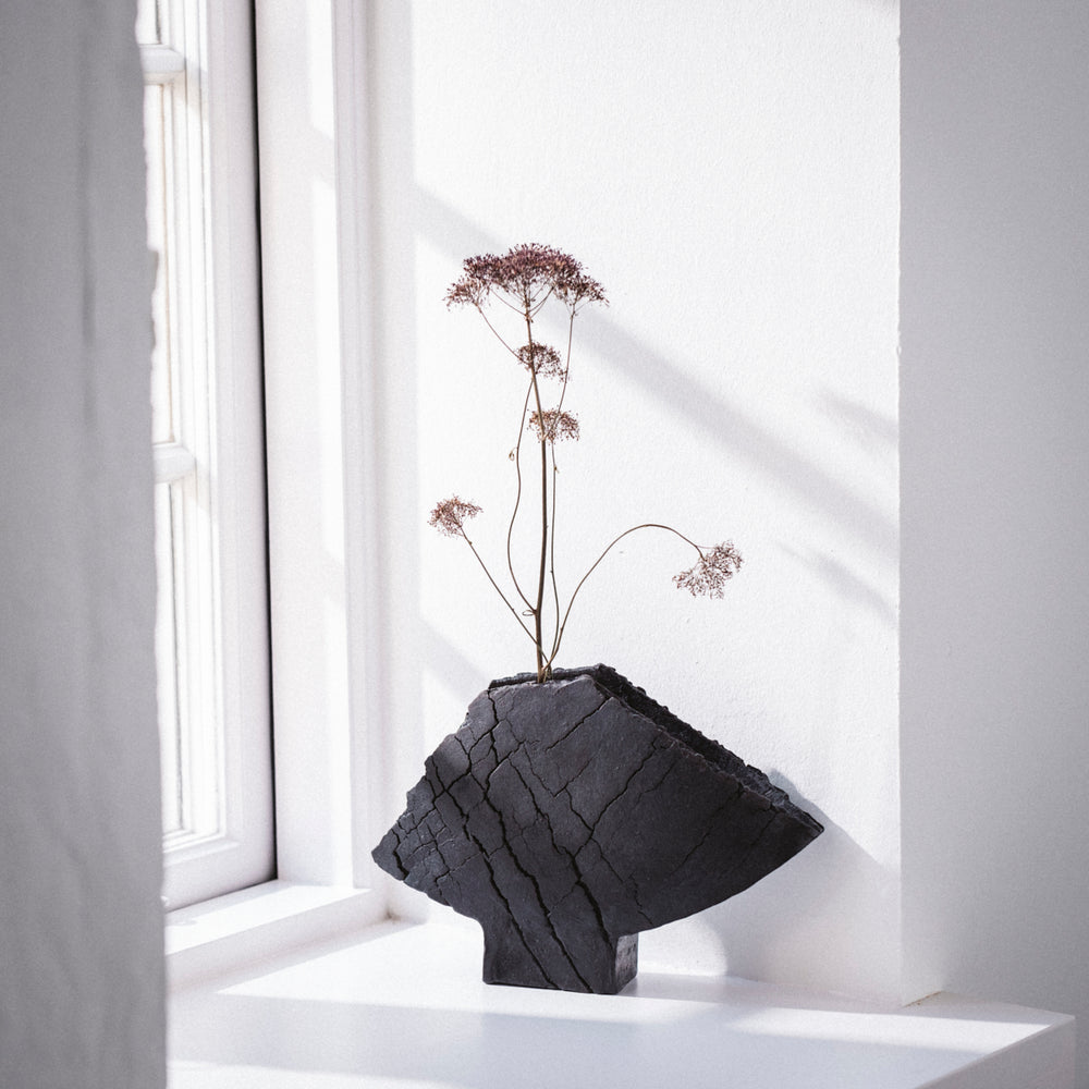 Schwarze Flügelvase, Raku, mit Blume, von Gundula Sommerer | haptik.de