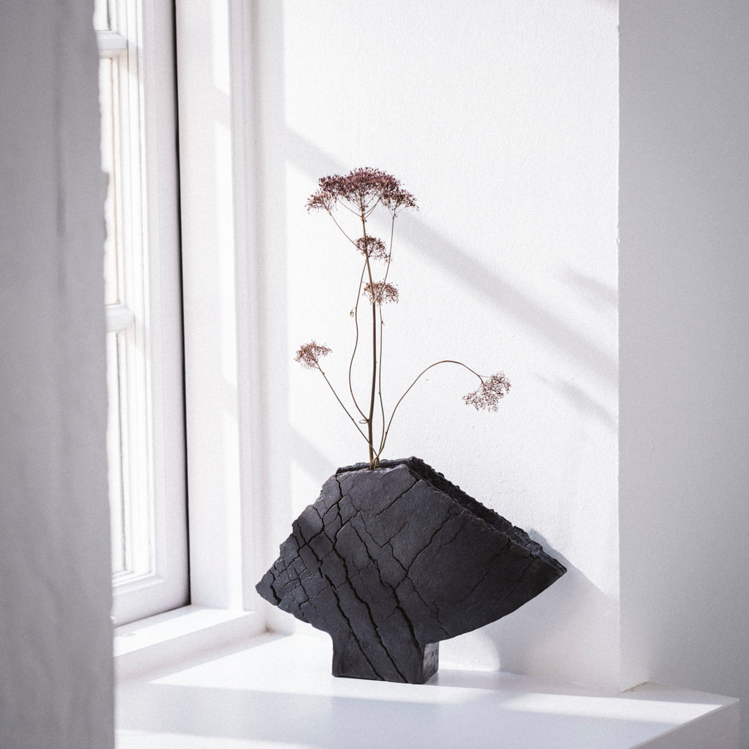 Schwarze Flügelvase, Raku, mit Blume, von Gundula Sommerer | haptik.de