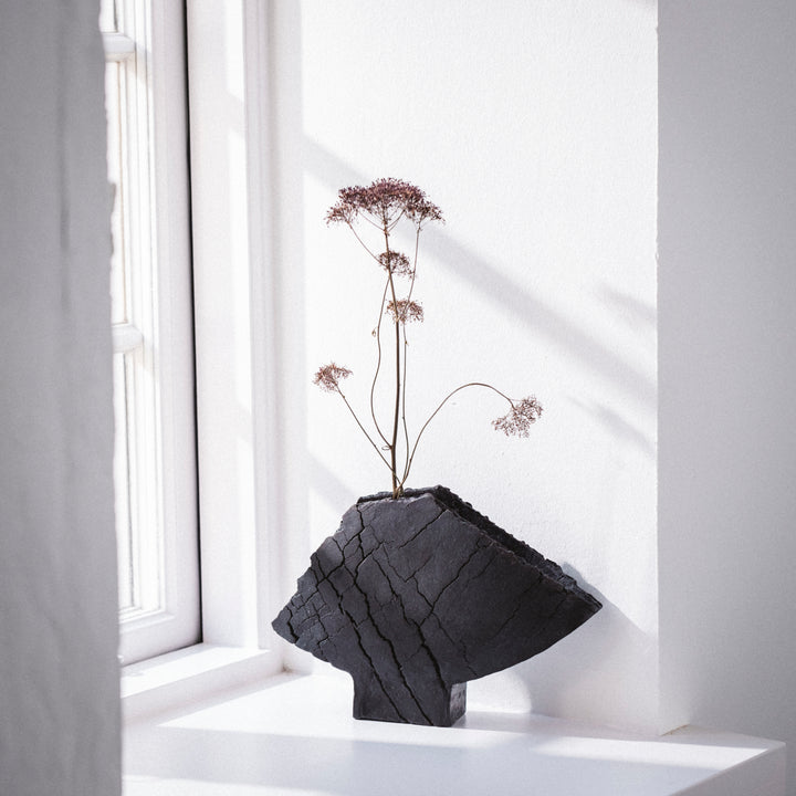 Schwarze Flügelvase, Raku, mit Blume, von Gundula Sommerer | haptik.de