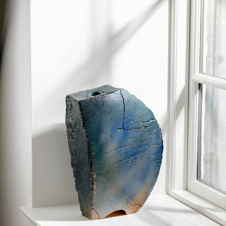 Keramik Vase von Gundula Sommerer, Plattentechnik mit blauer Engobe, außergewöhnliche Form, Ansicht Front | haptik.de