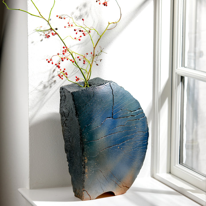 Keramik Vase von Gundula Sommerer, Plattentechnik mit blauer Engobe, außergewöhnliche Form, Ansicht Front, mit Beerenzweig | haptik.de
